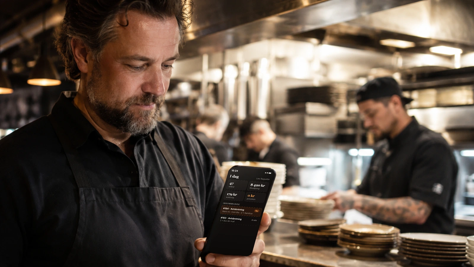 Restaurangägaren följer kvällen i telefonen mitt under service: 47 ordrar, 8 420 kronor i försäljning, 179 kronor i snittnota och 0 kronor i provision, med order 184 inkommande.